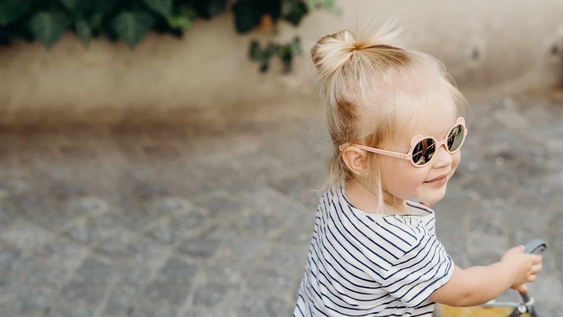 Petite fille avec les lunettes de soleil Kielta